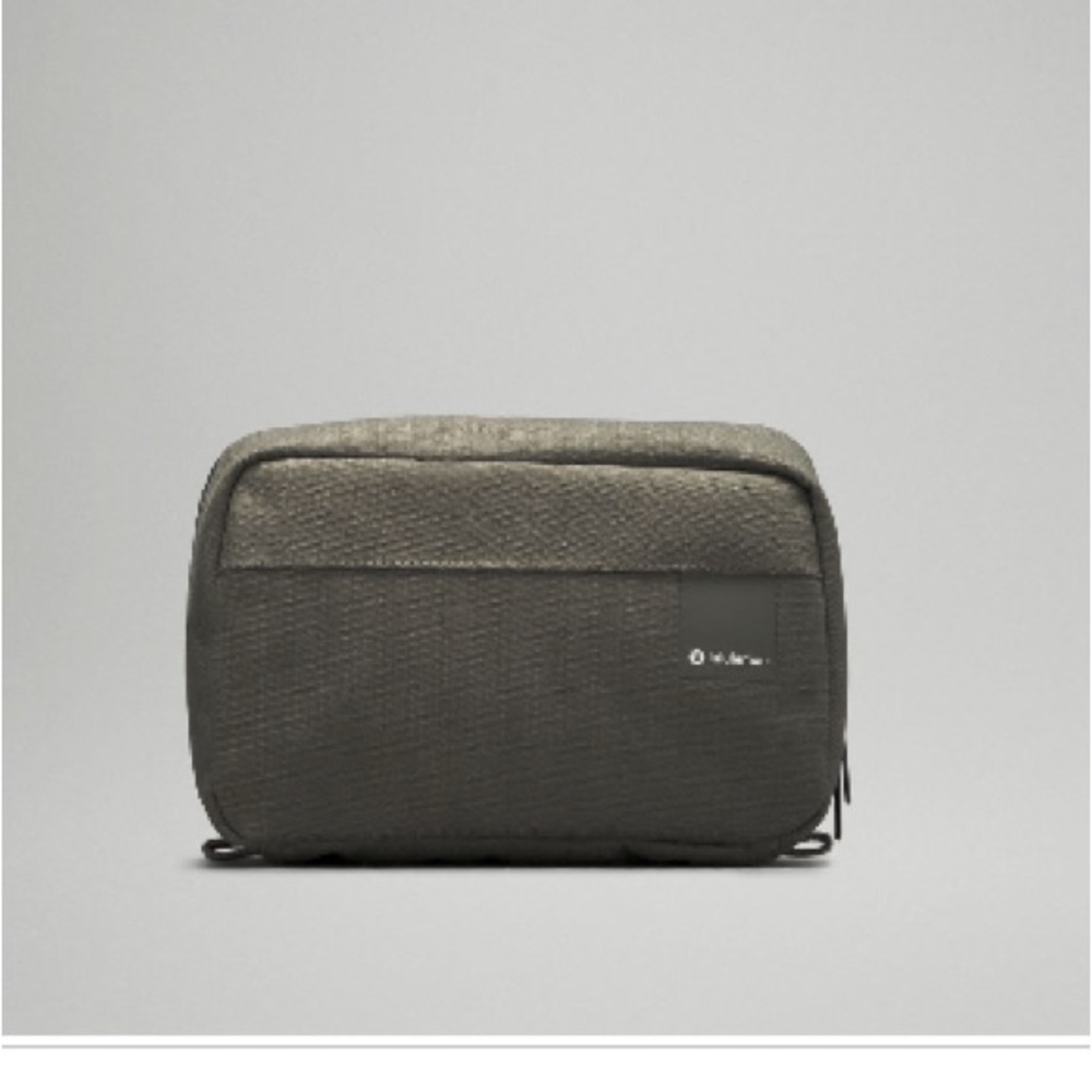 Lululemon Command the Day Dopp Kit